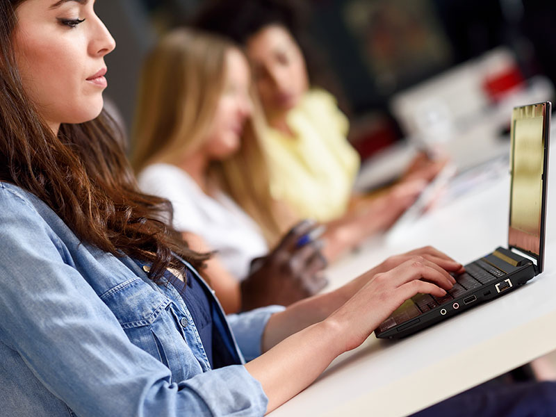 Educazione-digitale-per-gli-studenti-logout